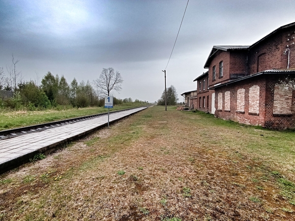 Nepatogumai: neseniai Kukoruose atsirado suoliukai, tačiau iki tol keleiviai traukinio laukdavo tiesiog stovėdami lauke.