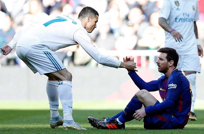 Konkurentai: C. Ronaldo (kairėje) pripažino, kad norėtų turėti daugiau trofėjų nei L. Messi.