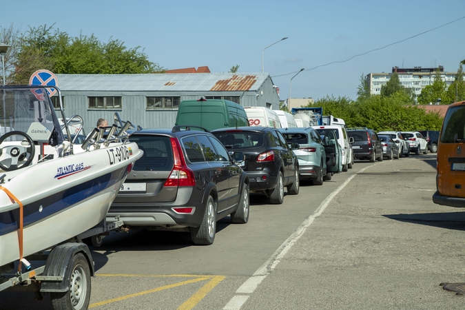 Spūstis: techninės apžiūros centruose lietuviai išsirikiavo eilėse su mašinomis, pirktomis už grąžintus antrosios pakopos pensijos pinigus.