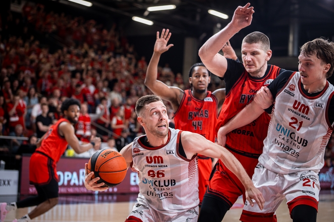 Varžovai: prie „Juventus“ pergalės prieš FIBA čempionus prisidėjo ir buvę žalgiriečiai P. Valinskas (su kamuoliu), E. Venskus (Nr. 21).