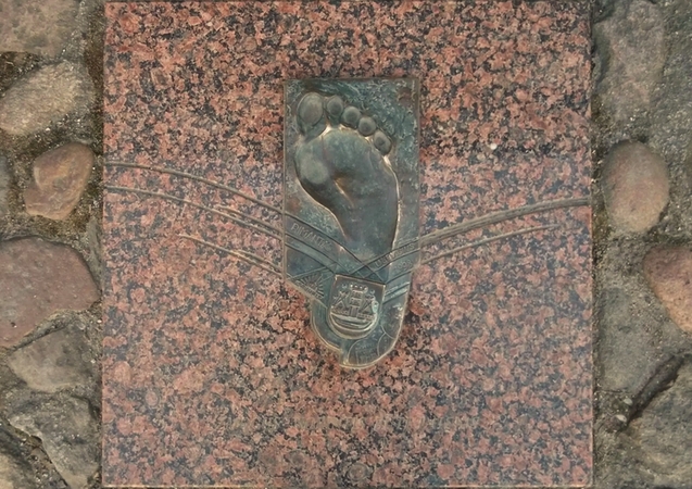 Prapuolė: praeiviai šalia buvusios Sąjūdžio būstinės Vežėjų g. 4 pasigedo memorialinės lentos metalinės detalės.