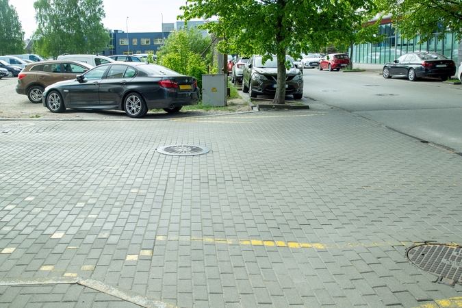 Krituliai: po lietaus šioje vietoje kaupiasi vanduo, o pėstieji priversti eiti važiuojamąja dalimi.