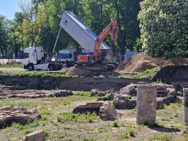 Pajudėjo: vakar Atgimimo aikštėje jau vyko darbai.