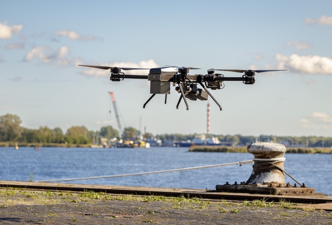 Faktas: per beveik mėnesį nuo tada, kai Klaipėdos uoste buvo įdiegta dronų skrydžius fiksuojanti sistema, jau identifikuoti trys bepiločiai orlaiviai, kurie virš uosto skrido neturėdami tam leidimo.