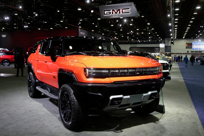 Lyderis: didžiausią bateriją pasaulyje tarp serijinių EV turi „GMC Hummer EV“, kainuojantis per 100 tūkst. eurų.