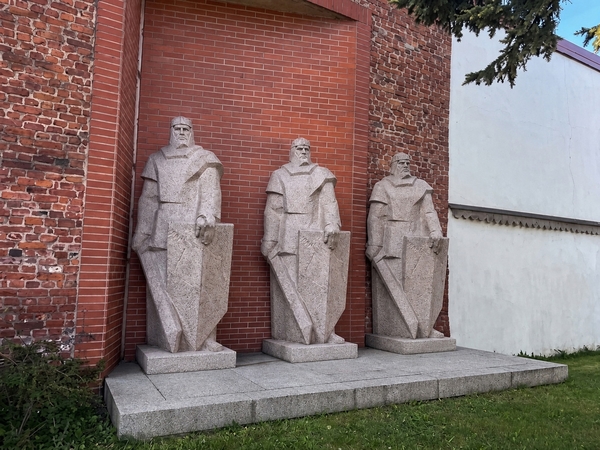 Siūlymas: jei Alminui neatsirastų vietos prie pilies, siūloma paminklą jam statyti šalia Herkaus Manto paminklo.