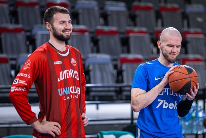 Kolegos: buvę Lietuvos jaunimo (iki 20 m.) rinktinės žaidėjai L. Uleckas (kairėje) ir A. Velička prieš „Neptūno“ ir „Juventus“ dvikovą šnektelėjo ne vien apie krepšinį.