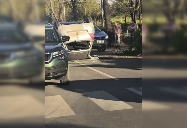 Vilijampolėje po smūgio ant stogo apvirto automobilis