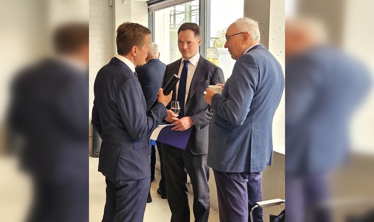 Aptarimas: uostamiestyje viešėjęs finansų ministras K. Vaitiekūnas (centre) prieš renginį laiką skyrė pokalbiui su miesto vadovu Arvydu Vaitkumi (kairėje) ir Klaipėdos universiteto prorektoriumi Benediktu Petrausku.
