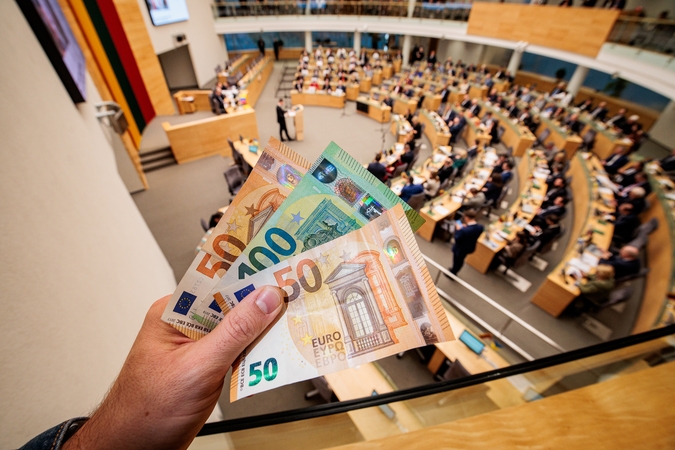 Finansų ministras atsakė, ar lietuviams teks veržtis diržus