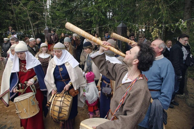 Sveikino bundančią žemę