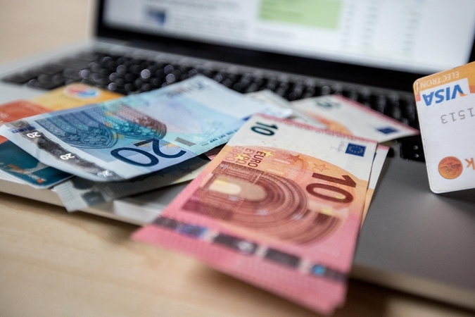 Seimo komitetas siūlo iki kitų metų atidėti atlyginimų direktyvos įgyvendinimą