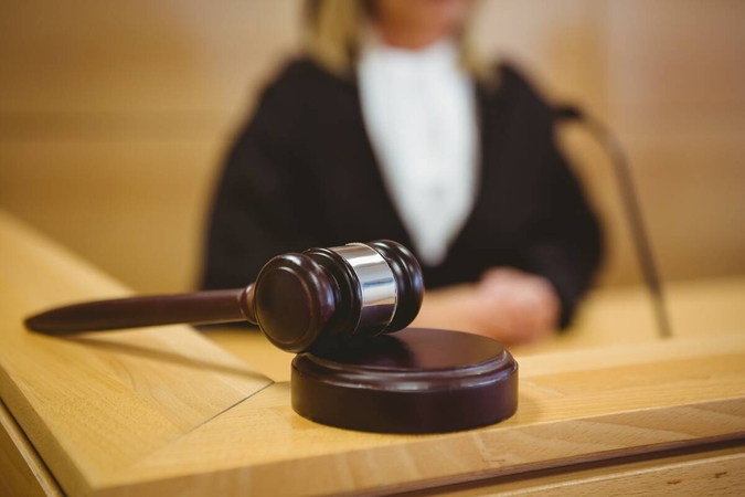 Neįtikėtina: moteris pagimdė vaiką teisiamųjų suole