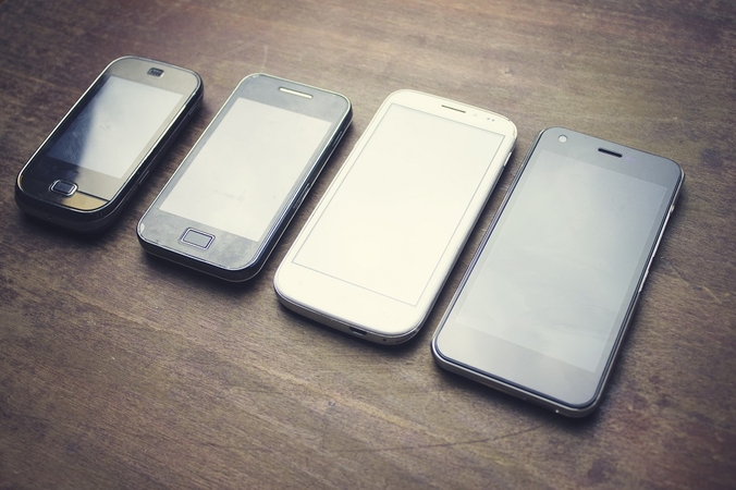 Seni išmanieji telefonai stalčiuje gali būti pavojingi: ką verta žinoti