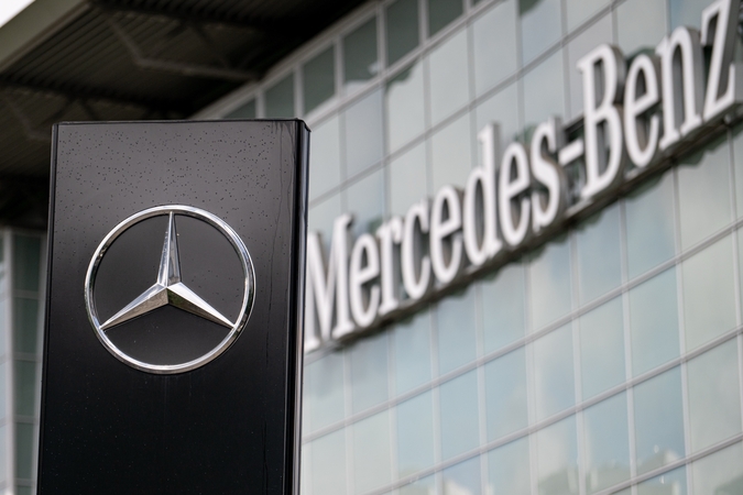 „Mercedes-Benz“ svarsto žengti į gynybos sektorių