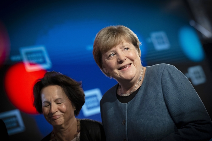 FT: ES svarsto skirti Angelą Merkel pasiuntine deryboms su Rusija