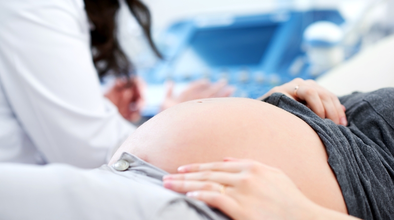 Į Kauno klinikas atgabenta moteris skundėsi pilvo skausmais: paaiškėjo, kad jai prasidėjo gimdymas