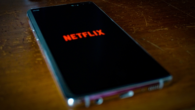 „Netflix“ kaltinama dėl neteisėto duomenų rinkimo, priklausomybę skatinančio dizaino