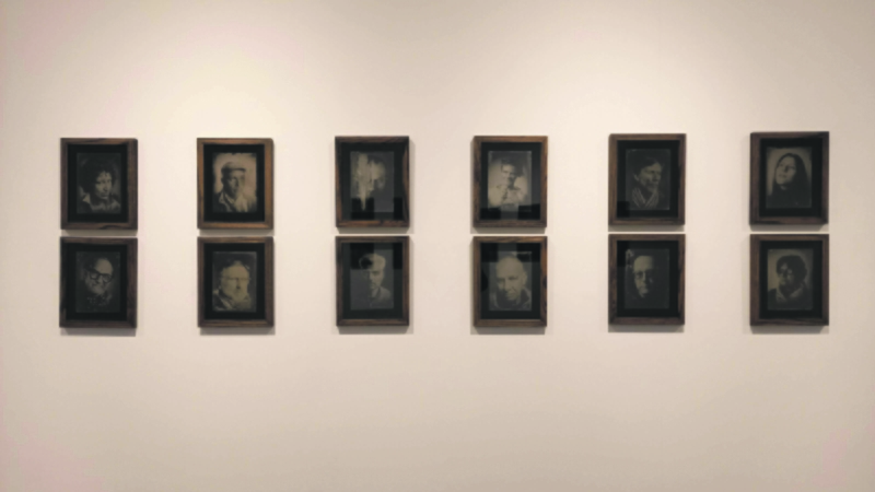 Subtilumai: A. Šeštoko naudojama senoji fotografijos technika suteikia portretams papildomą emocinį krūvį.