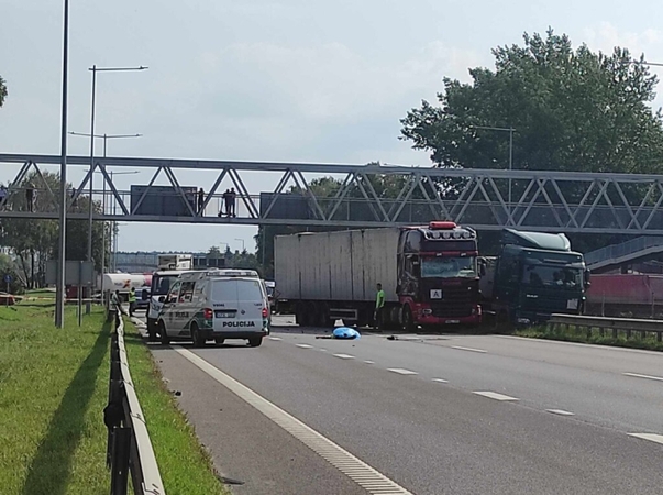 Prie Panevėžio vilkikui atsitrenkus į atitvarus išsiliejo degalai, uždaryta dalis aplinkkelio