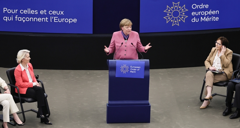 Lenkijos europarlamentarai iš PiS boikotavo Merkel apdovanojimo ceremoniją Europos Parlamente