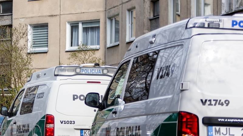 Viename bute rasti trijų vyrų kūnai