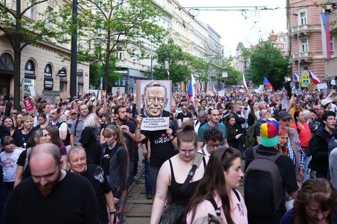 Prahoje tūkstančiai žmonių protestavo prieš visuomeninio transliuotojo pertvarką