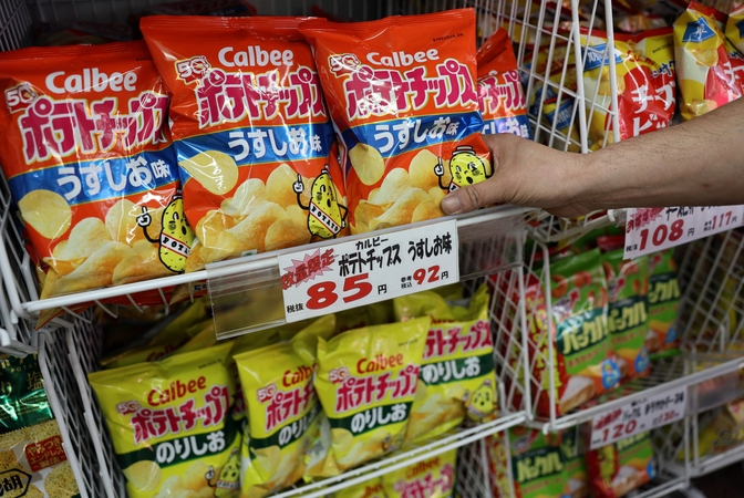 Dėl karo Irane Japonijos bulvių traškučių gamintojai tenka atsisakyti tradicinių spalvų