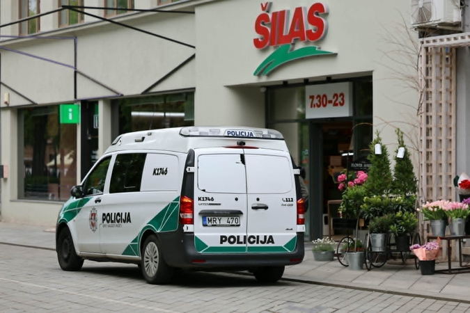 Laisvės alėjoje prie parduotuvės „Šilas“ – policijos pareigūnai: kas nutiko?