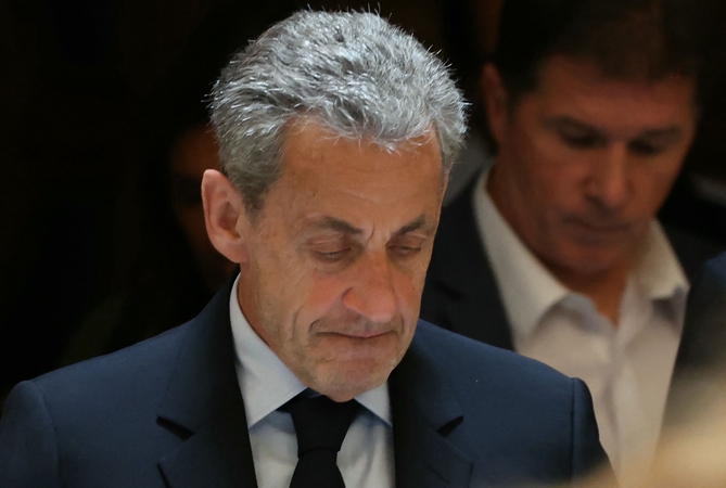 Prokurorai prašo septynerių metų kalėjimo bausmės eksprezidentui Sarkozy