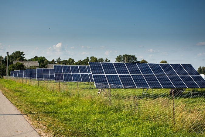 Vidutinė elektros kaina per savaitę sumažėjo 4 proc., fiksuotas saulės gamybos rekordas