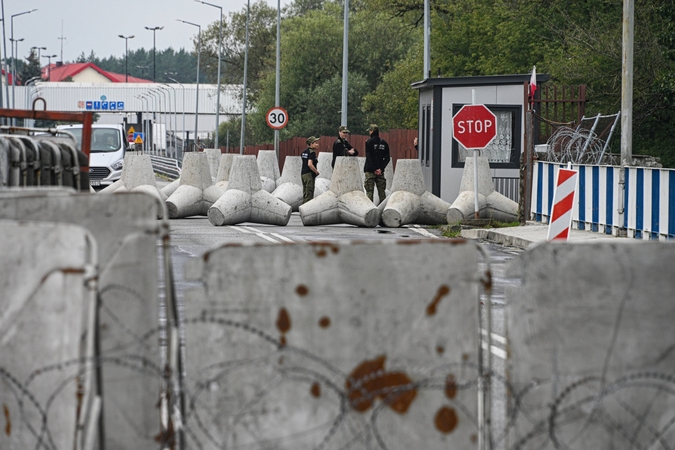 Lenkija pratęsia laikiną prieglobsčio teisių sustabdymą prie sienos su Baltarusija