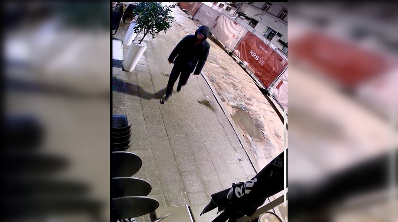 Iš baro lauko terasos pavogtos devynios kėdės: policija turi klausimų šiam vyrui