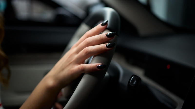 Girta BMW vairuotoja kliudė bortelį ir pasišalino: pareigūnai netruko ją sučiupti