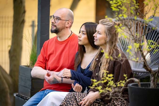 Ryšys: greitai šešioliktąjį gimtadienį švęsianti Marija žino savo šeimos istoriją, pažįsta seseris ir mamą, tačiau savo tėvais laiko globėjus – Ingridą ir jos vyrą.