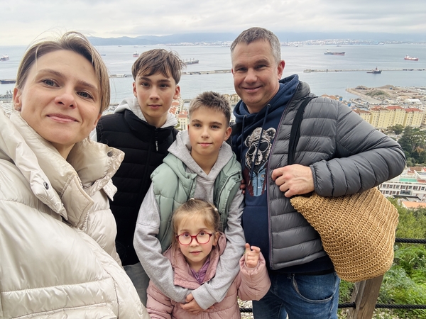 Pažintis: G. ir J. Razlevičiai su vaikais Adomu, Ignu ir Gabriele stengiasi kartą per metus aplankyti svečią šalį. Sausį pabuvojo Gibraltare.