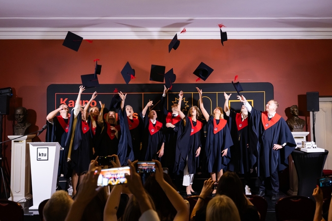 Iškilmės: KTU MBA antroji laida diplomus atsiėmė Kauno valstybiniame muzikiniame teatre.
