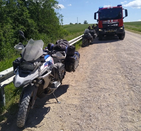 Šakių ugniagesiai suteikė pagalbą nukentėjusių motociklininkų porai iš Vokietijos ir jų sūnui