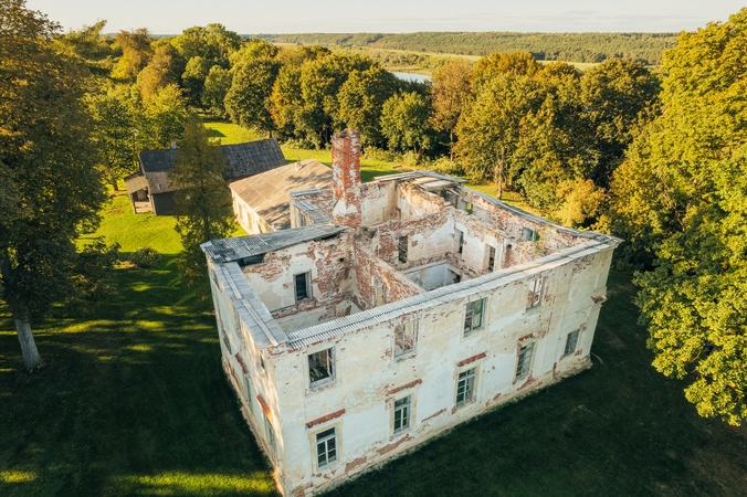 Reikšmė: Žemosios Panemunės dvaras saugo beveik keturių amžių istoriją, susijusią su kunigaikščių Sapiegų, Čartoriskių, grafų Tiškevičių giminėmis.