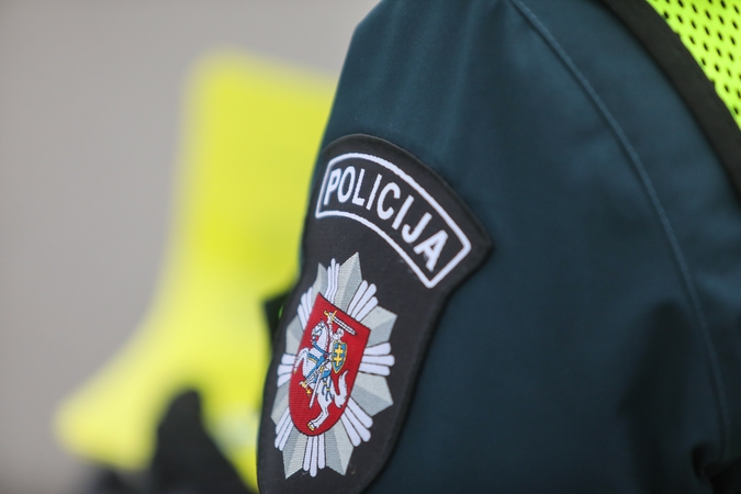 Pareigūnams teko tramdyti agresyvų vyrą: keikėsi, į policininką metė telefoną