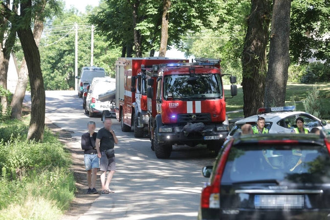 Lapių kriminalas: pilietiški dviratininkai išgelbėjo „iš dalies apsemto“ nelaimėlio gyvybę