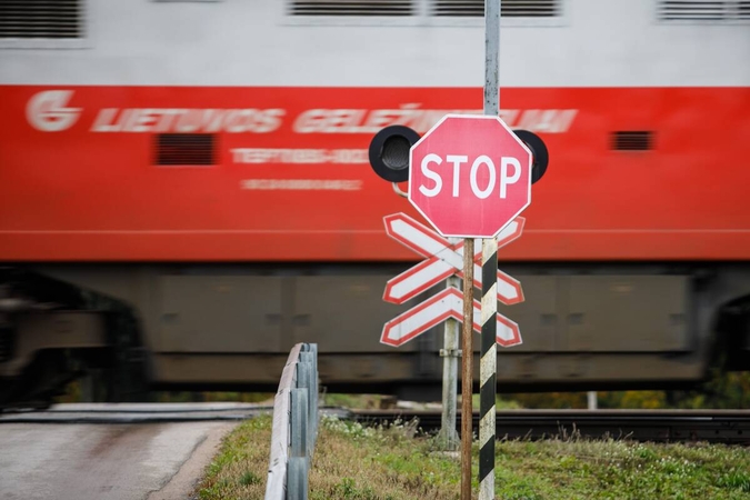 Lengvasis automobilis susidūrė su traukiniu