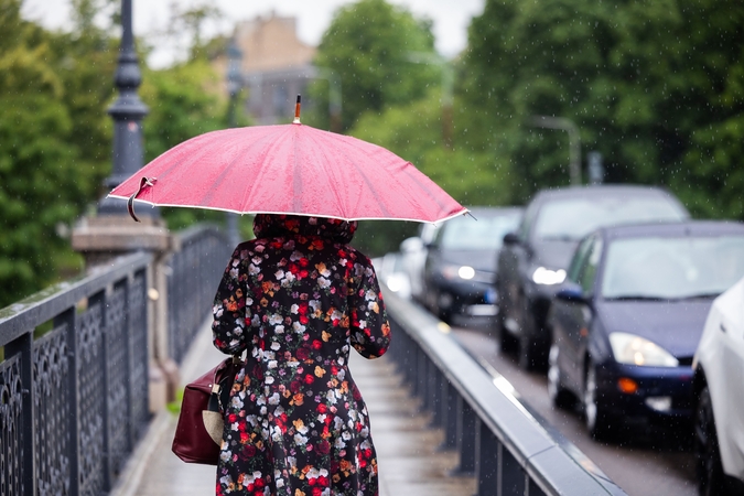 Orų prognozė: kai kur lis smarkiai, griaudės perkūnija