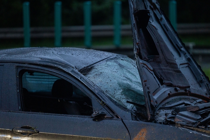 Sostinėje BMW apgadino stulpą, šviesoforą ir vertėsi