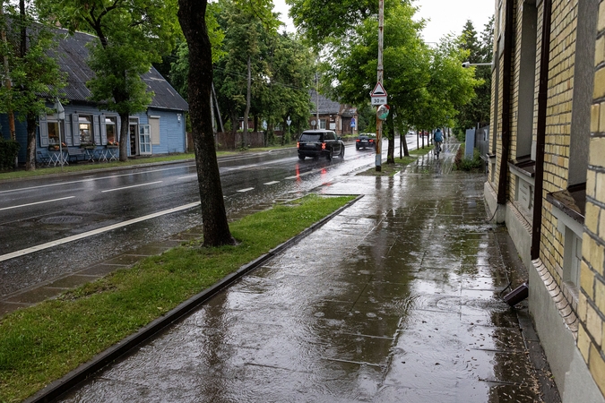 Nuo gausaus lietaus patvinusi gatvė Žvėryne