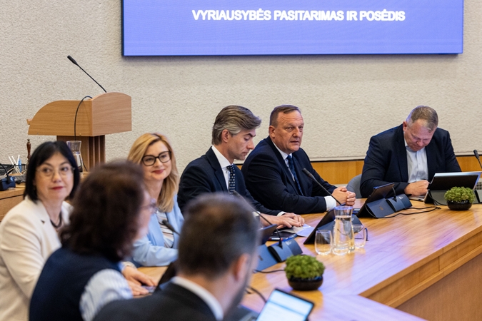 Ant „karštųjų kėdžių“ atsidūrę ministrai sako su Mindaugu Sinkevičiumi apie ateitį dar nekalbėję