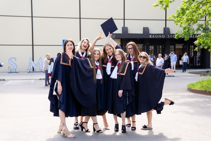 LSMU diplomai įteikti 1173 absolventams: prisiekė naujoji sveikatos mokslų specialistų karta
