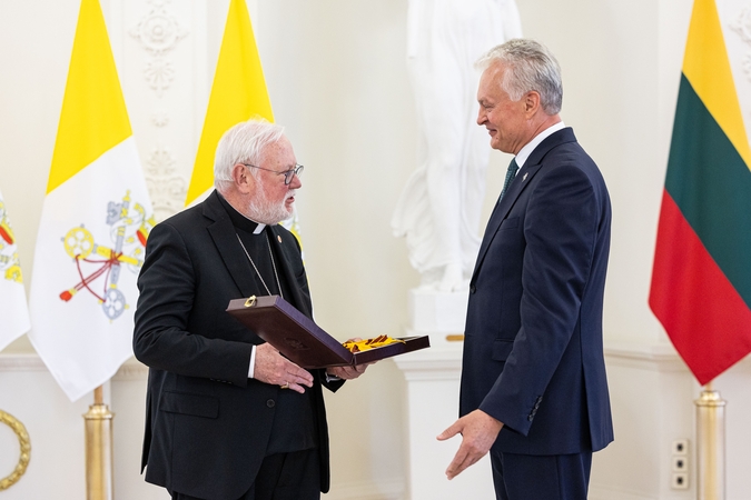Prezidentas Šventojo Sosto santykių su valstybėmis sekretoriui įteikė valstybinį apdovanojimą