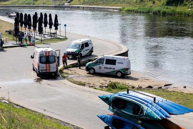 Po Baltuoju tiltu sostinėje – tarnybų sujudimas: iš Neries ištrauktas moters lavonas