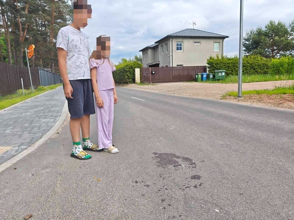 Nejauku: šalia sankryžos esančiame name gyvenantys vaikai neslėpė, kad dėl didžiuliu greičiu pro namus prašvilpiančių automobilių kartais krūpčioja.